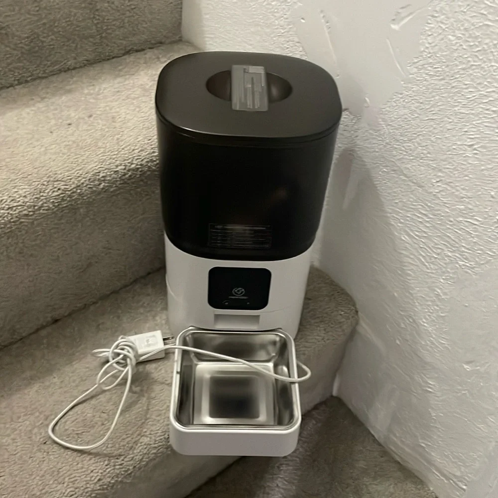 Automatic dry food feeder